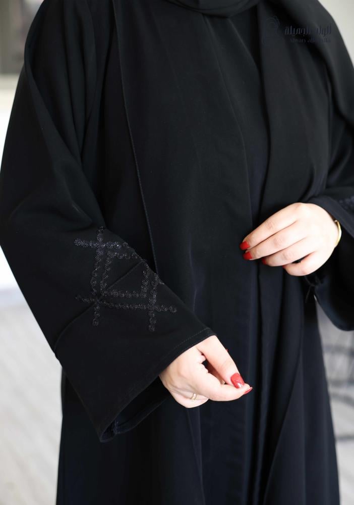 أكمام عباية سوداء واسعة بتطريز أنيق