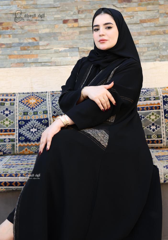 عباية نسائية سوداء بتصميم راقي