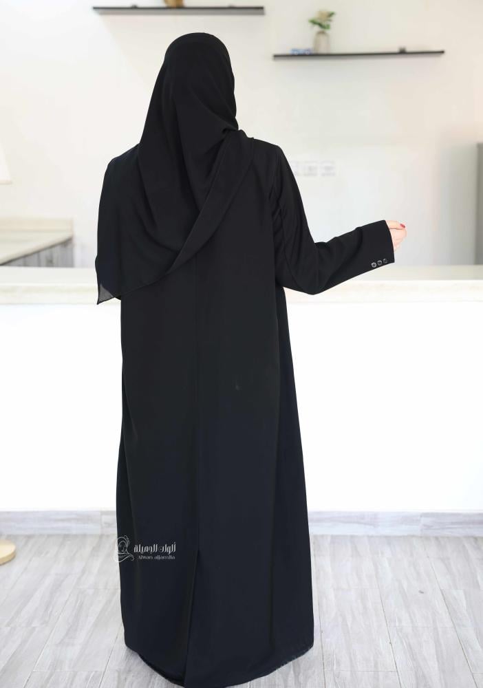تصميم خلفي أنيق لعباية بليزر طويلة بقصة مستقيمة