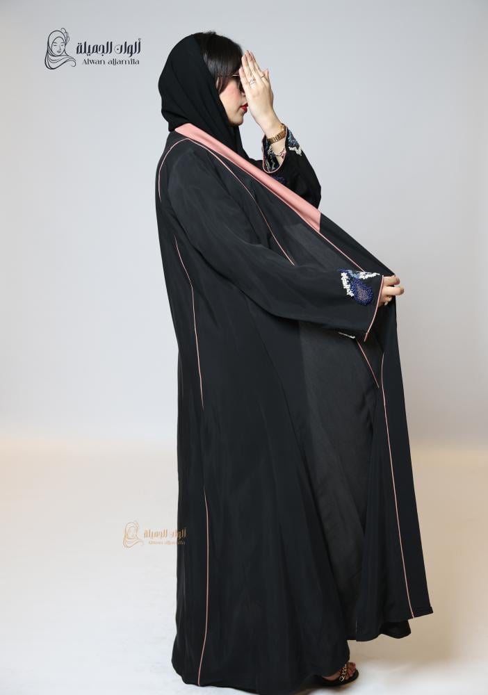 صورة عن قرب لقماش الحرير الأسود الناعم وتداخلات القماش اللحمي الراقي