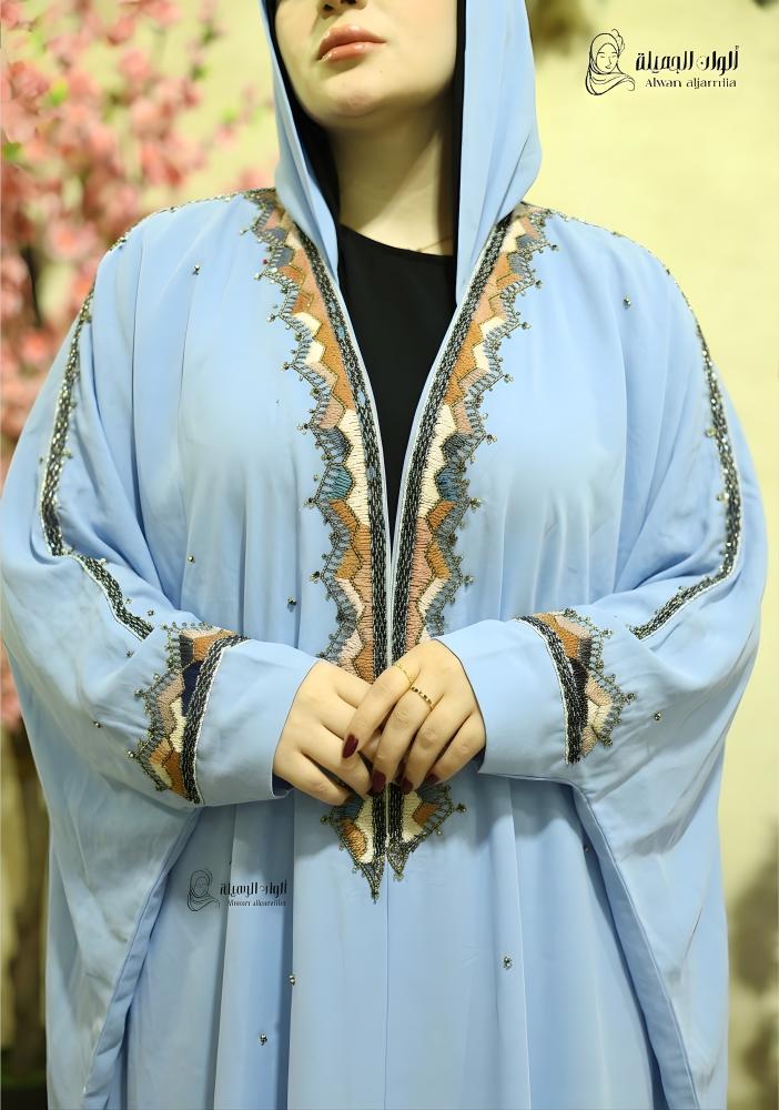 أكمام عباية بشت سماوية واسعة مزينة بتطريز تراثي فاخر
