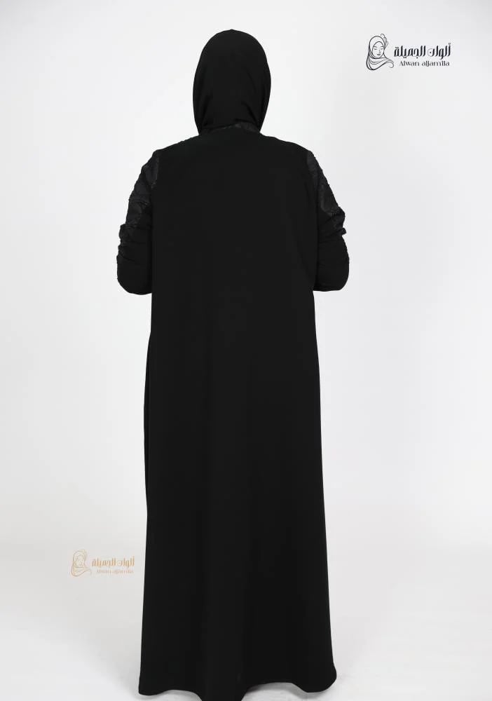 عباية سوداء من الخلف بتدخيلة مشجرة على الكتف وقصة نص كلوش