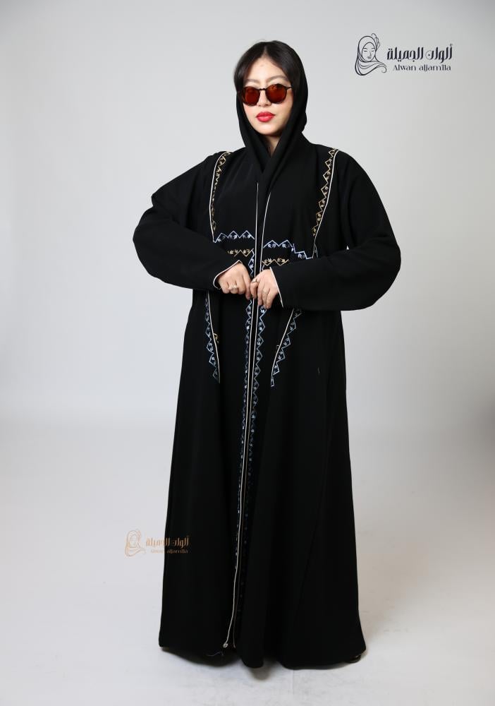 أكمام واسعة مزينة بتطريز ناعم وحواف أنيقة على قماش كريب إندونيسي أسود