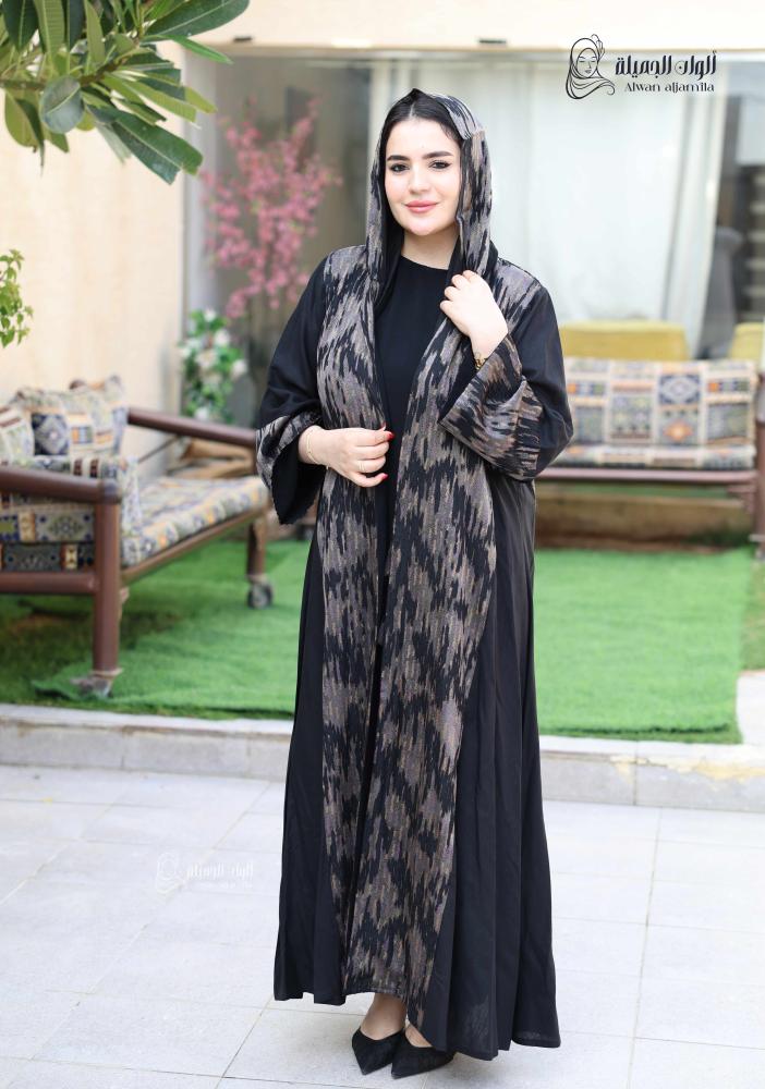 عباية سوداء عصرية بقماش كريب اندونيسي مع لمسات نقشة حديثة على الأطراف