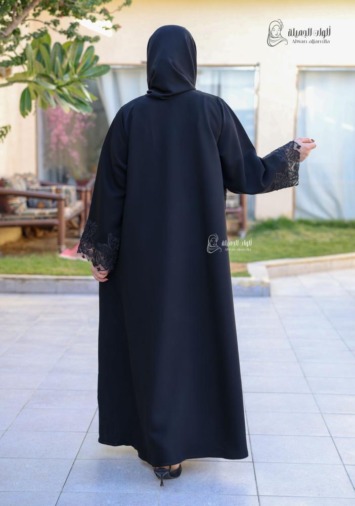 عباية كريب سوداء بتفاصيل مطرزة