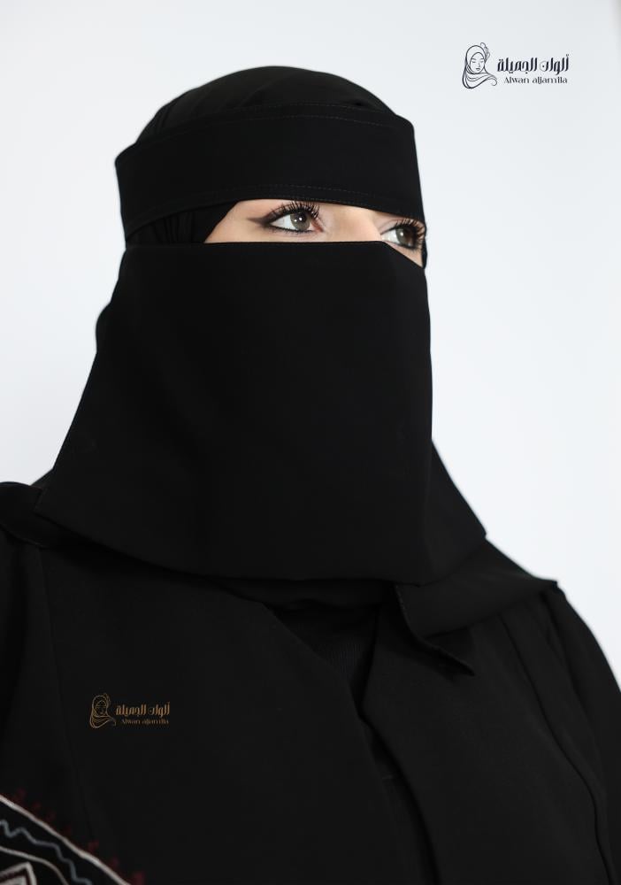 نقاب عادي قصير اسود مستقيم بمغاط جانبي وجبهة مقواة متجر ألوان الجميلة