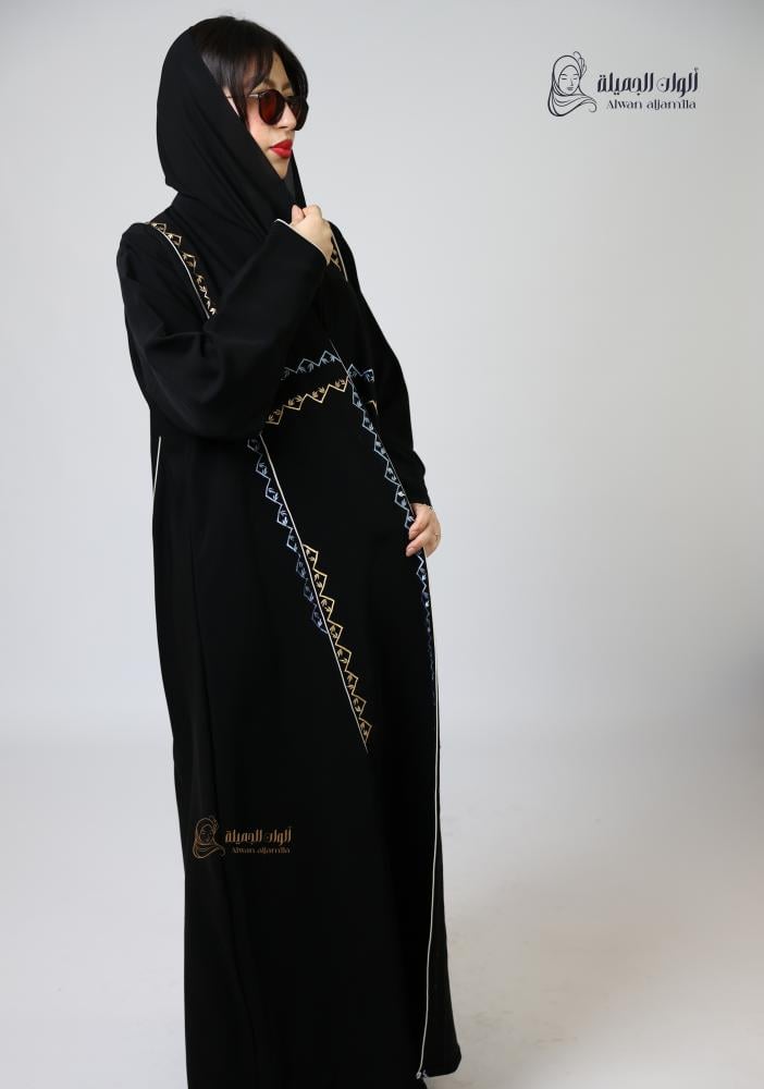 عباية سوداء مطرزة