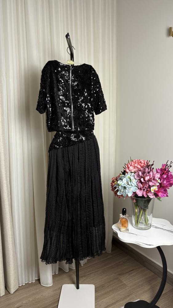 طقم تنورة مع بلوزة