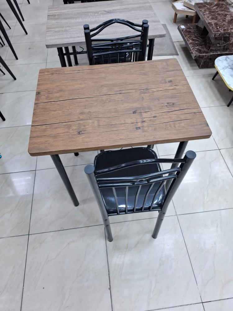 طاولة طعام 2 كرسي بتصميم عصري بألوان مختلفة