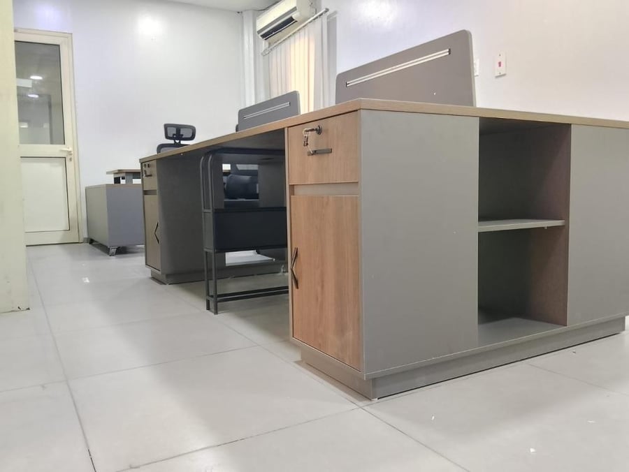 Four-person work office with modern design