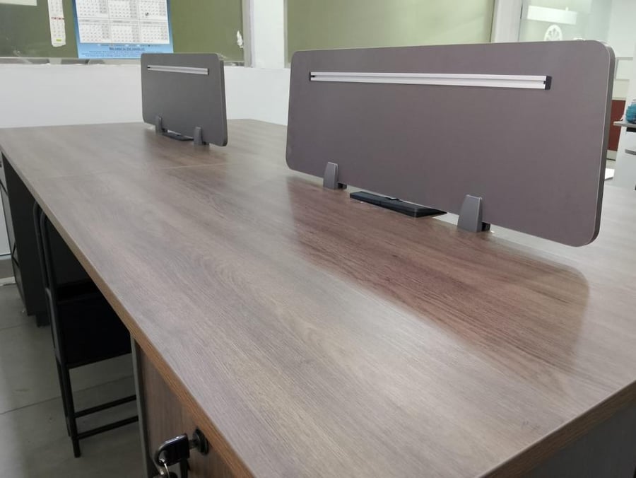 Four-person work office with modern design