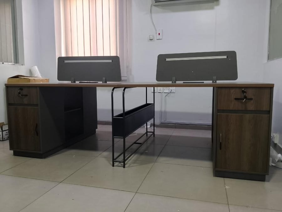 Four-person work office with modern design