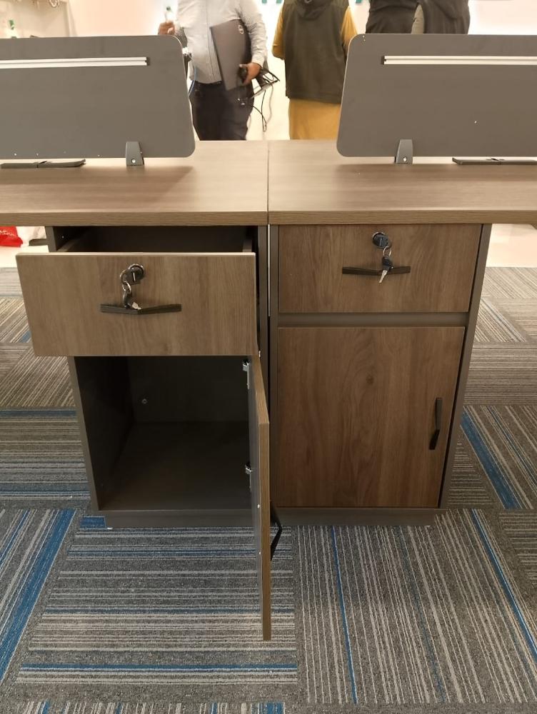 Four-person work office with modern design