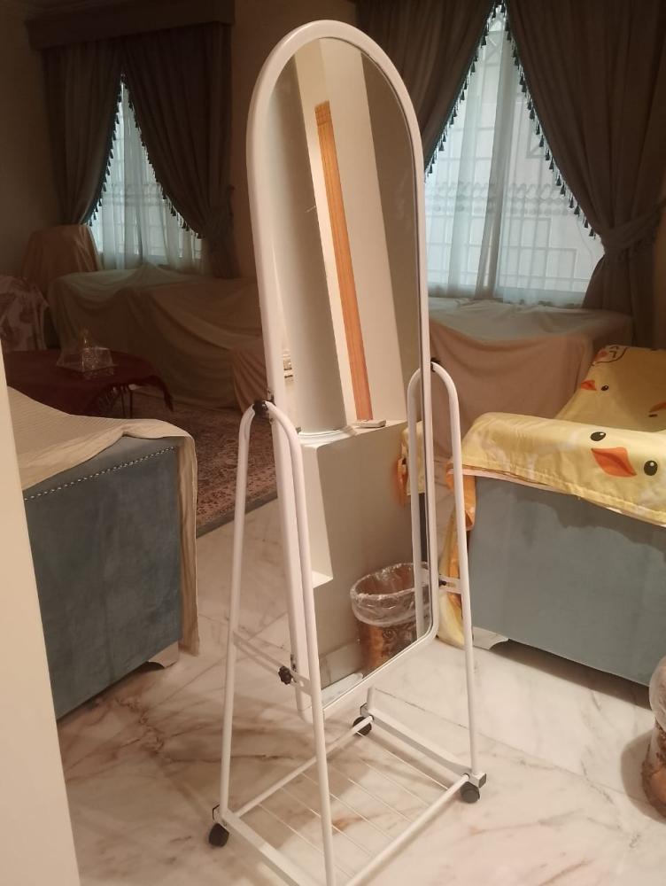 مراية ستاند تصميم عصري بخطوط أنيقة