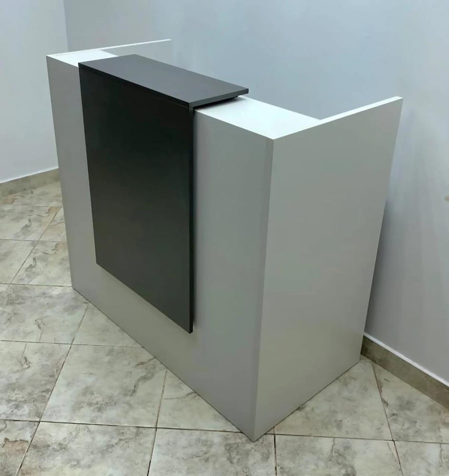 مكتب استقبال بتصميم أنيق بلون أبيض