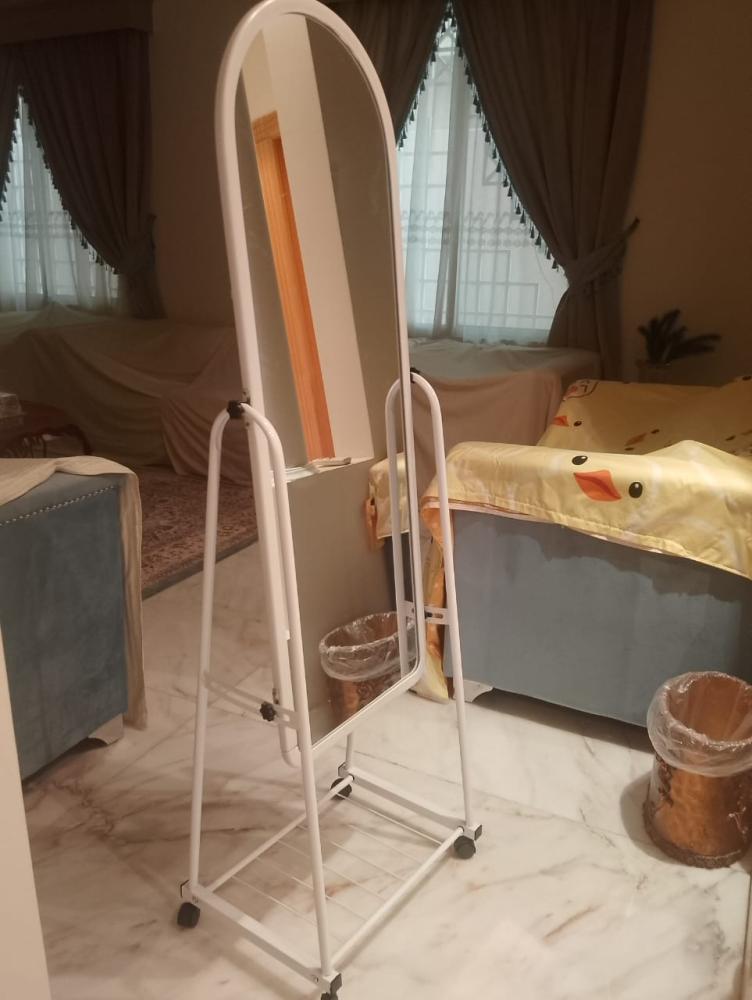 مراية ستاند تصميم عصري بخطوط أنيقة