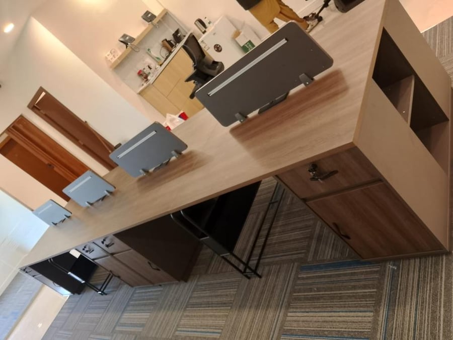 Four-person work office with modern design