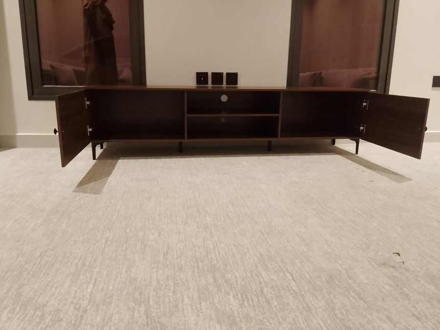 طاولة تلفاز بتصميم مودرن بمقاسات مختلفة
