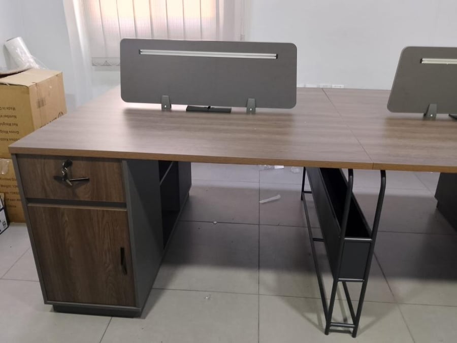 Four-person work office with modern design