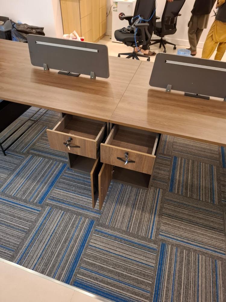 Four-person work office with modern design