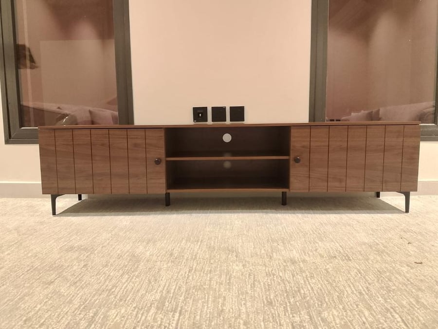 طاولة تلفاز بتصميم مودرن بمقاسات مختلفة