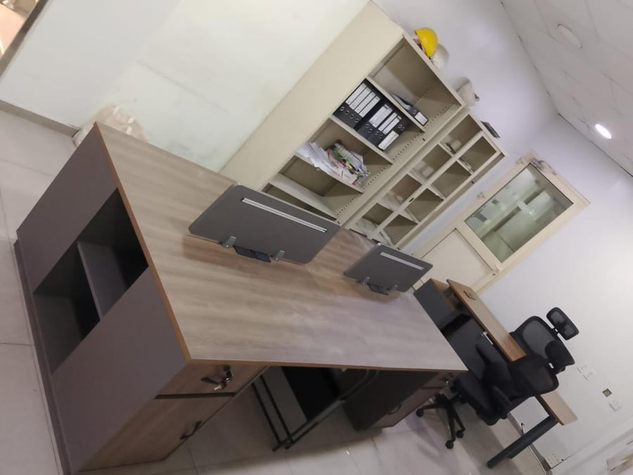 Four-person work office with modern design