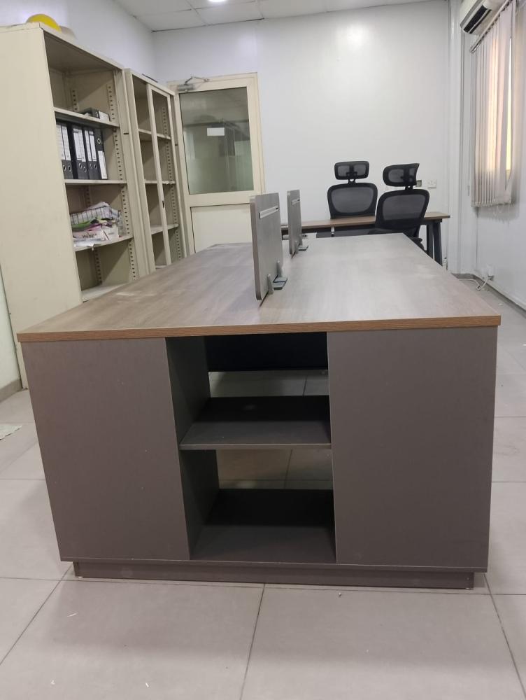 Four-person work office with modern design