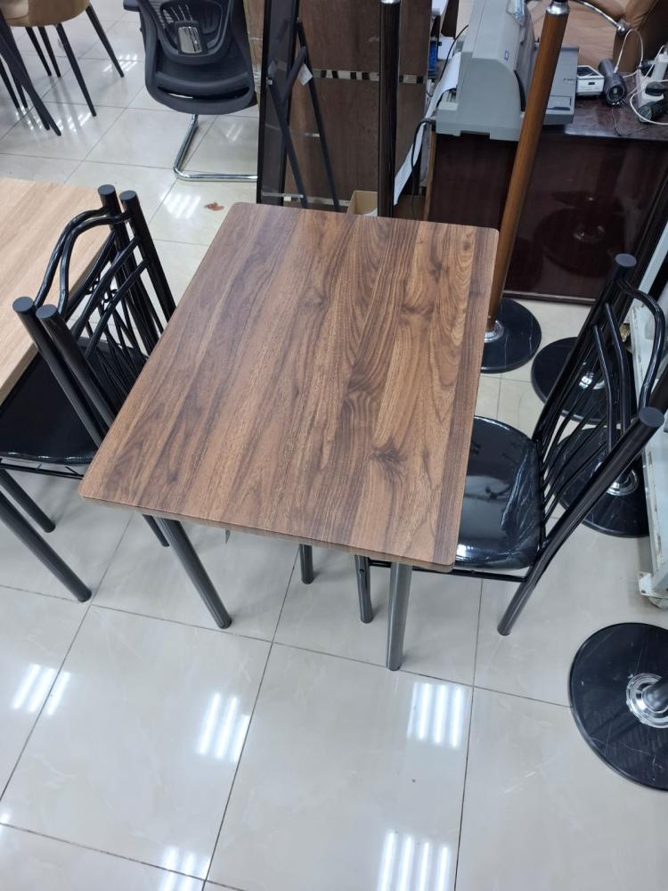 طاولة طعام 2 كرسي بتصميم عصري بألوان مختلفة