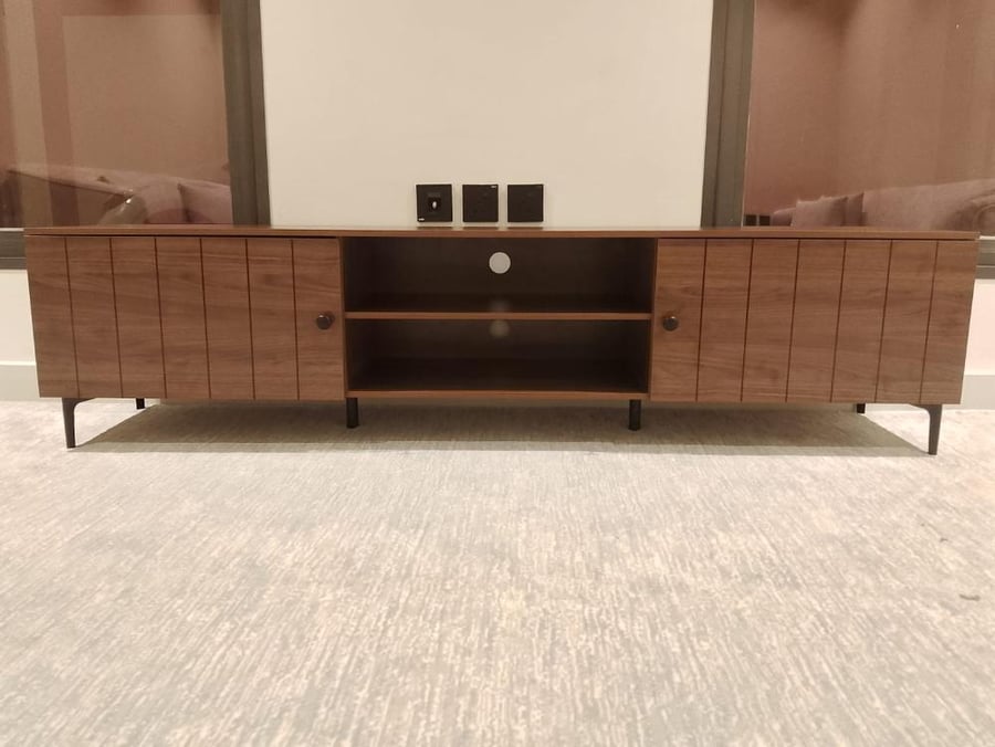 طاولة تلفاز بتصميم مودرن بمقاسات مختلفة