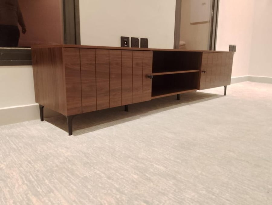 طاولة تلفاز بتصميم مودرن بمقاسات مختلفة