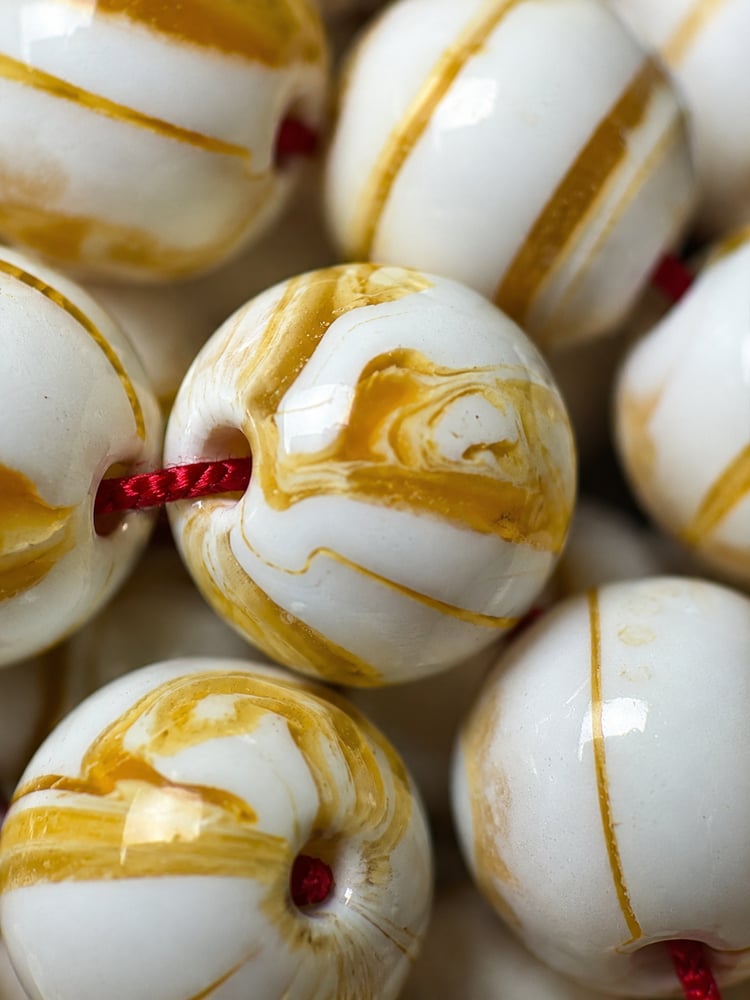 مستكه مشخط سيراميك بعسل شبيهه الكهرمان - دائري