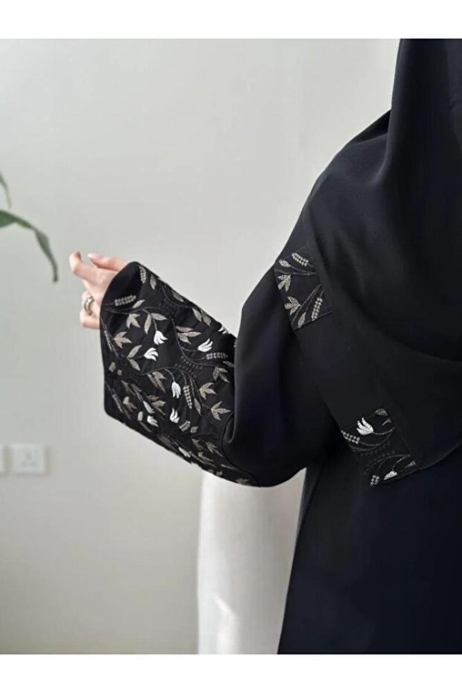 Karmen عباية نجلا – قصّة ربع كلوش كريب أسود بتفاصيل تطريز فاخرة