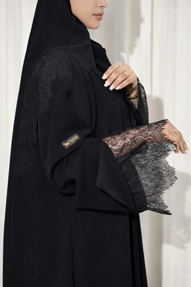 ABAYA ANORA عباية بالون بقماش الكريب مزينة بدانتيل علي الاكمام وطرحة