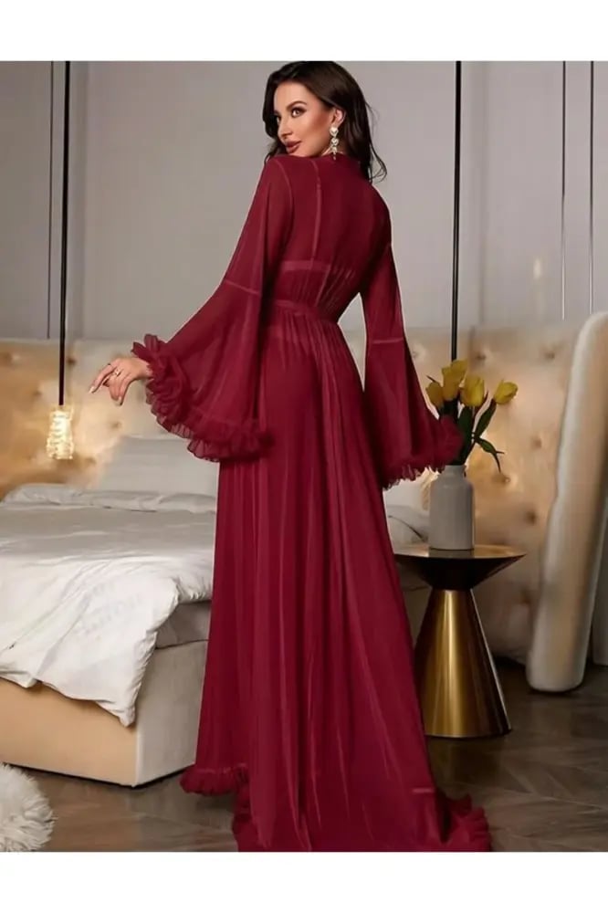 روب نسائي أنيق بتصميم جذاب مع كشكش على الحواف وأكمام طويلة، مزود بحزام وقماش شفاف