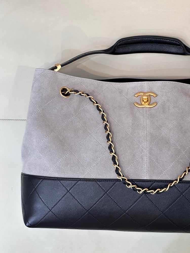 حقيبة Chanel Handcrafted Métiers d’Art Tote Bag – 25A Collection