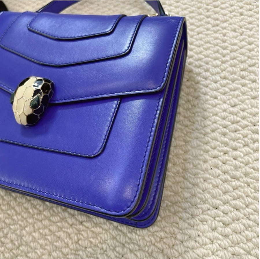 حقيبة BVLGARI Serpenti صغيرة باللون الأزرق