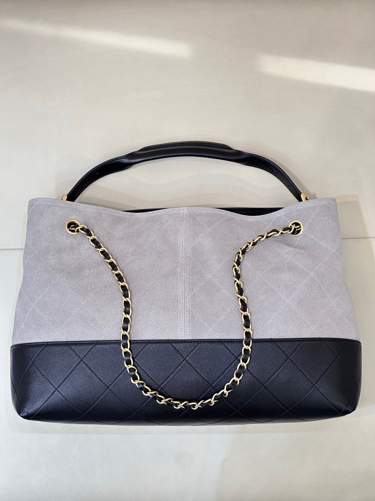 حقيبة Chanel Handcrafted Métiers d’Art Tote Bag – 25A Collection