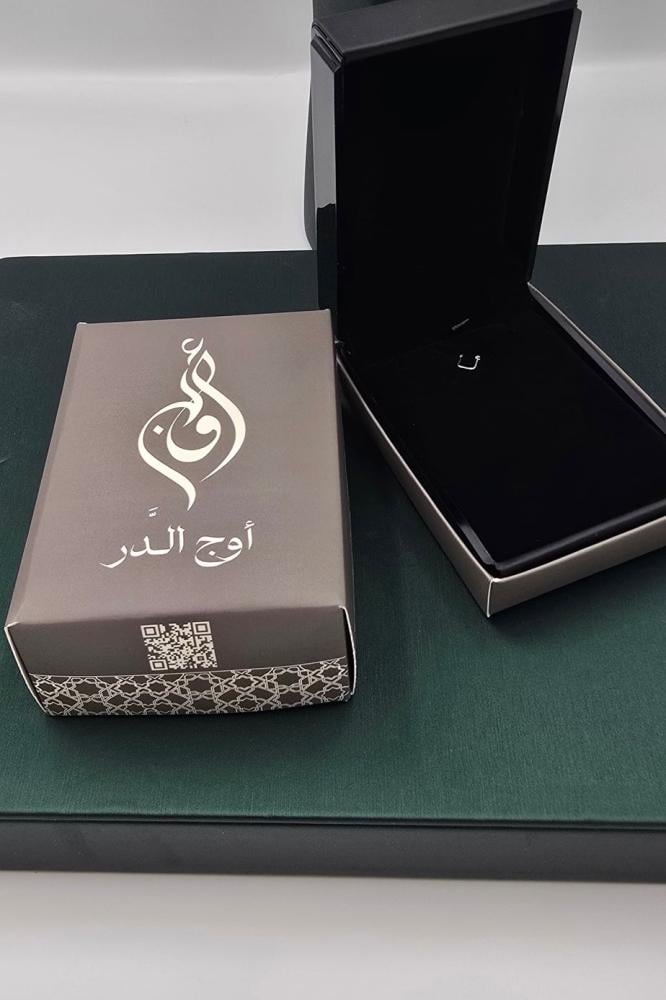 علبة قلادة مع التغليف