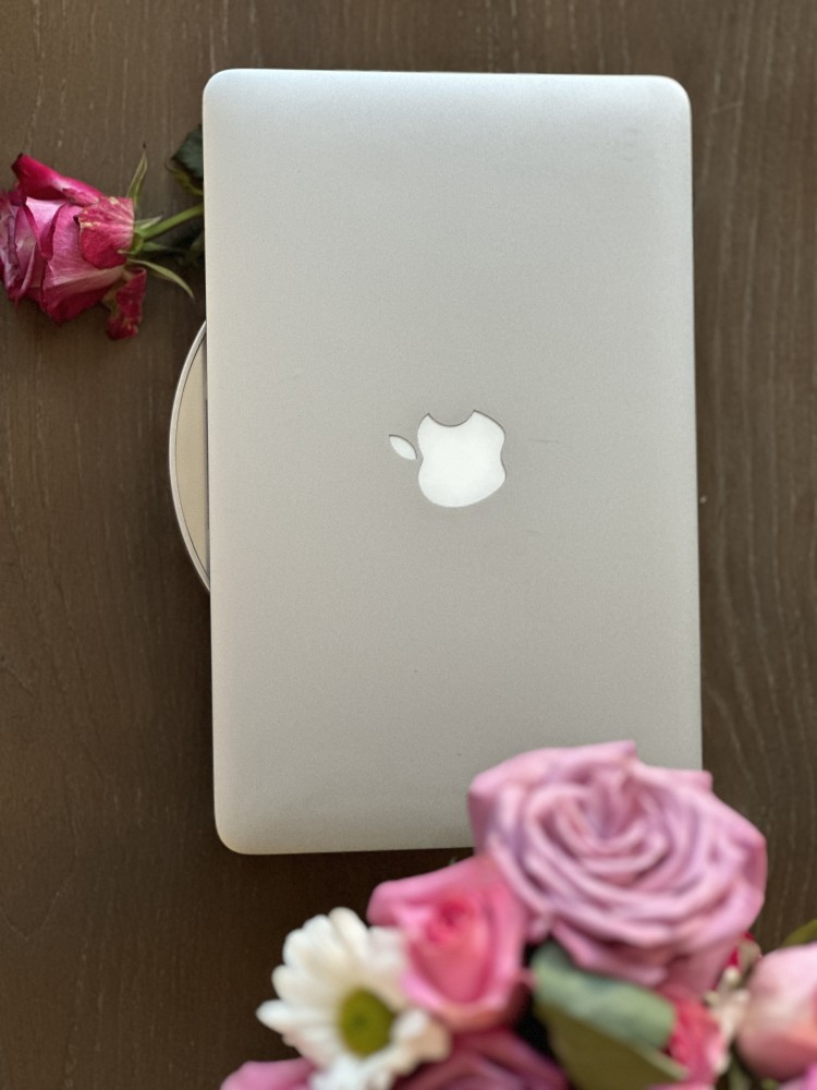 أبل ماك بوك إير 2015 فضي 11.6 انش بمعالج i5