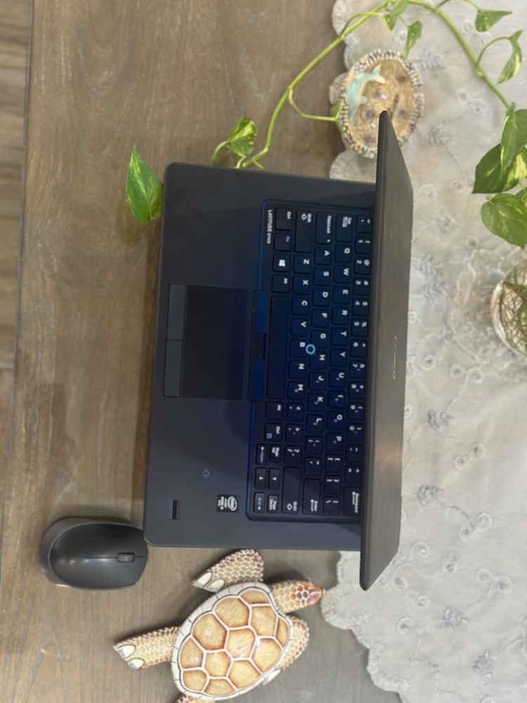 لابتوب DELL أسود بمعالج i5
