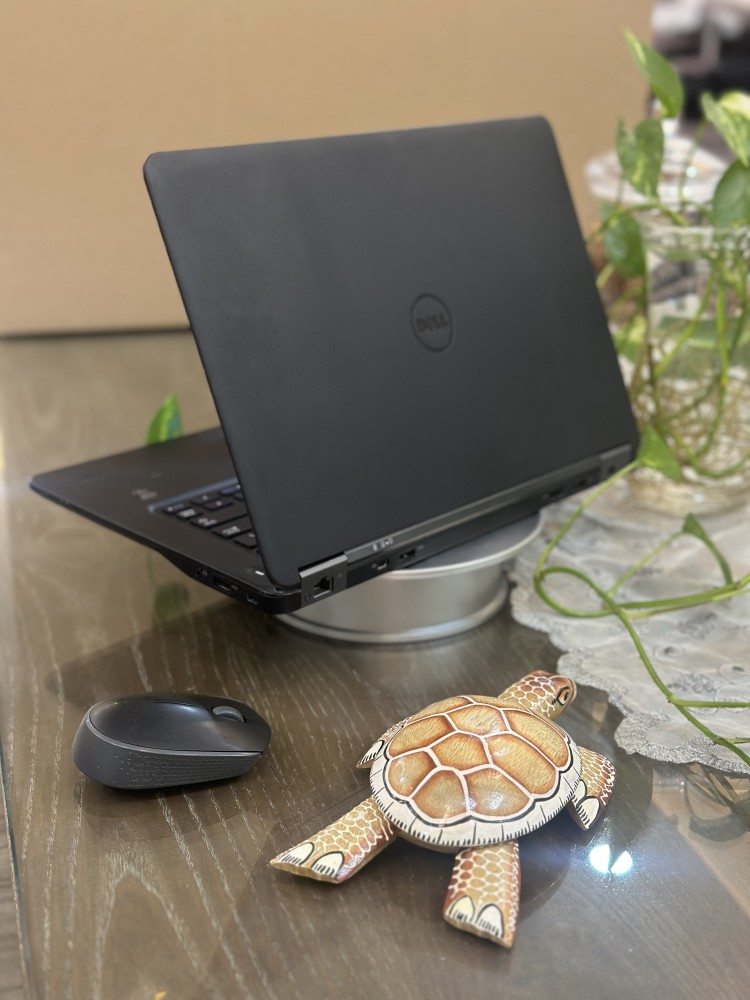 لابتوب DELL أسود بمعالج i5