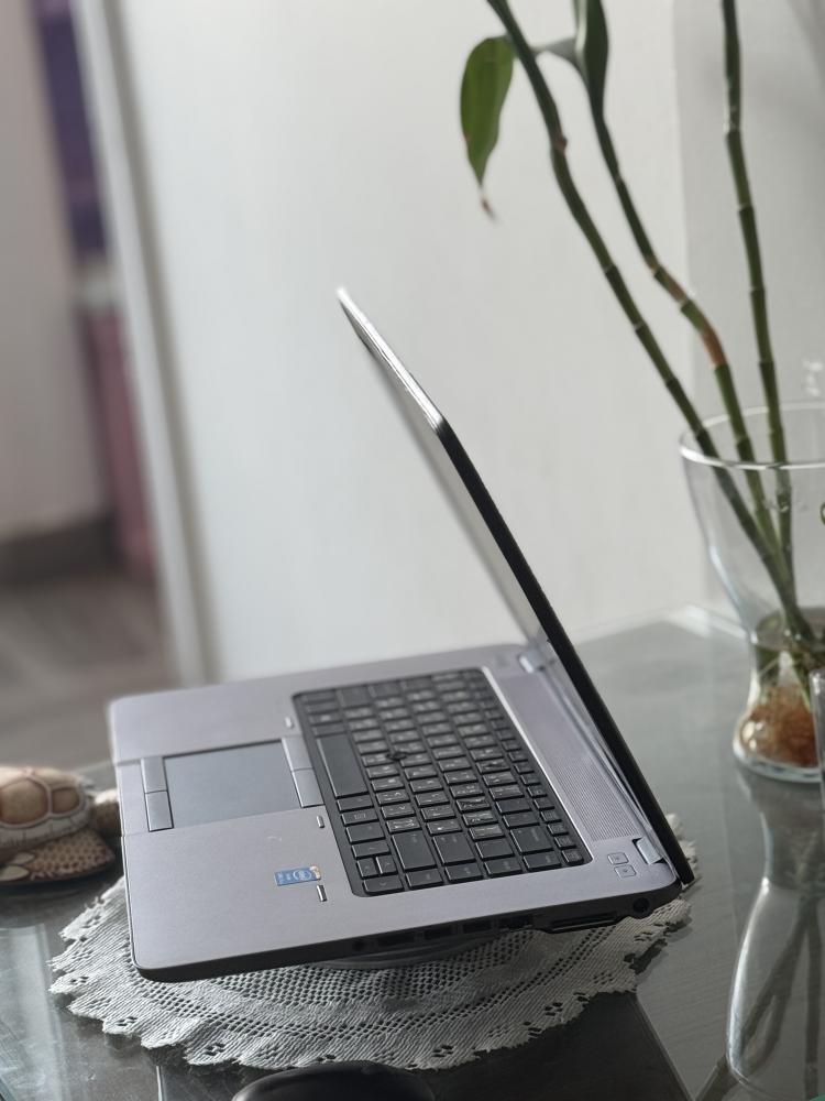 لابتوب HP فضي i7
