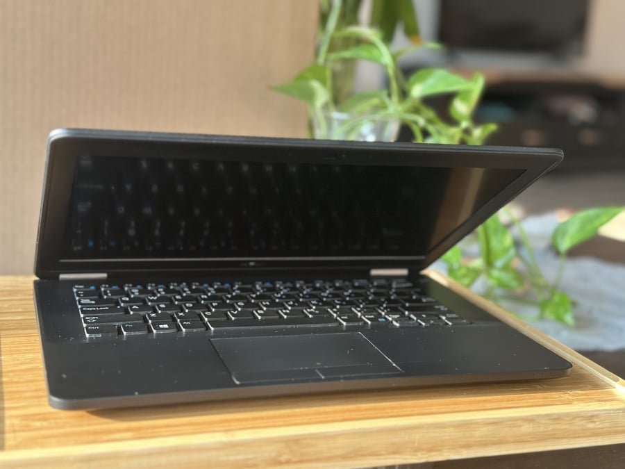 لابتوب DELL بمعالج Core i7