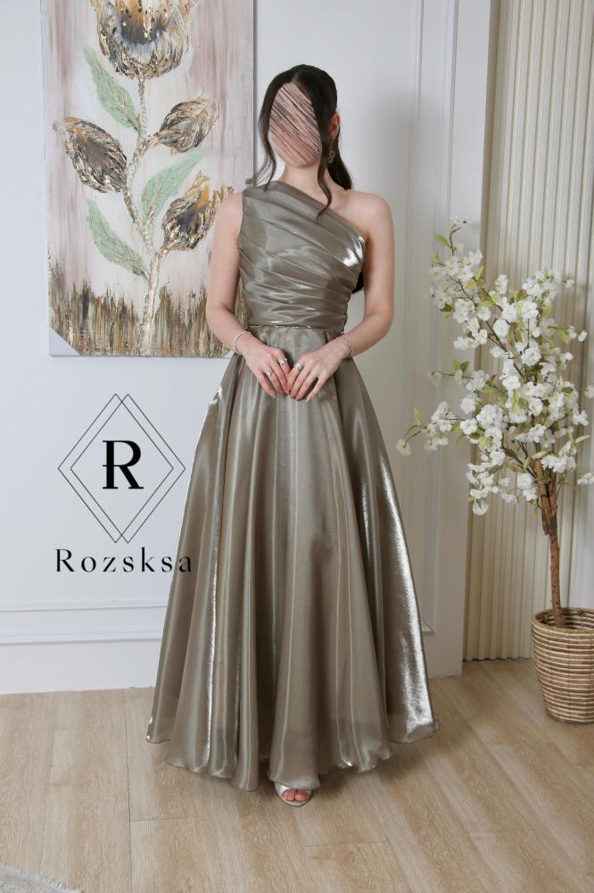 Golden bronze-leaning dress description • Top story: sleeveless with an elegant V-shaped neckline, adding a bold and feminine touch. • Waist: tight and clearly defined to highlight a slim feminine figure. • Skirt: long, straight, with a front side slit th
