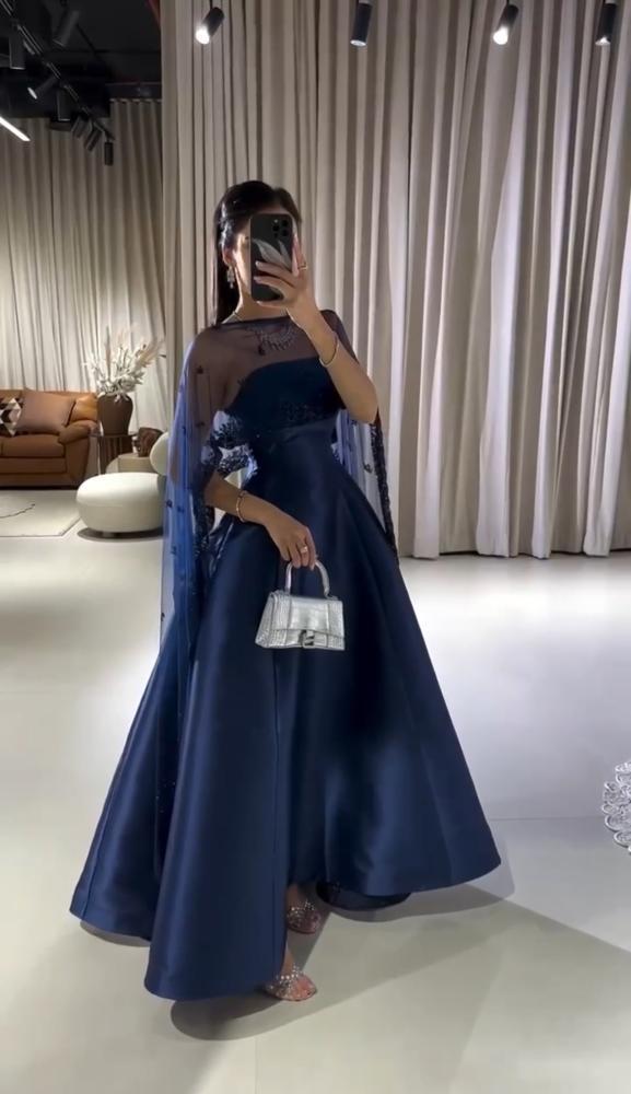 Elegant dress with embroidered velvet