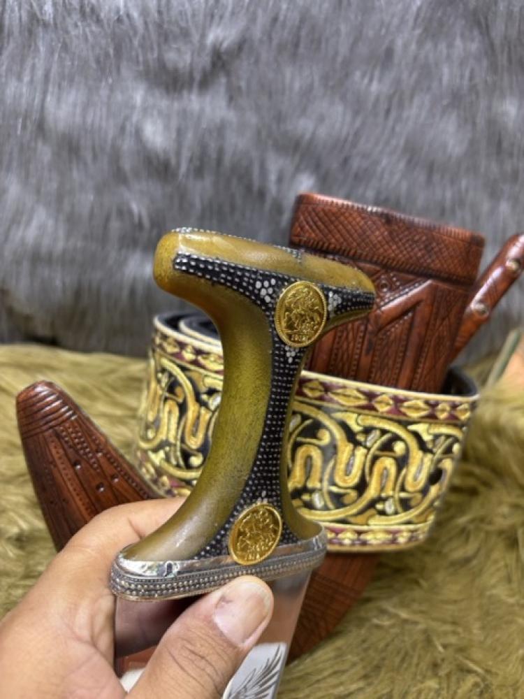 Najranian purse and wire similar to the giraffe