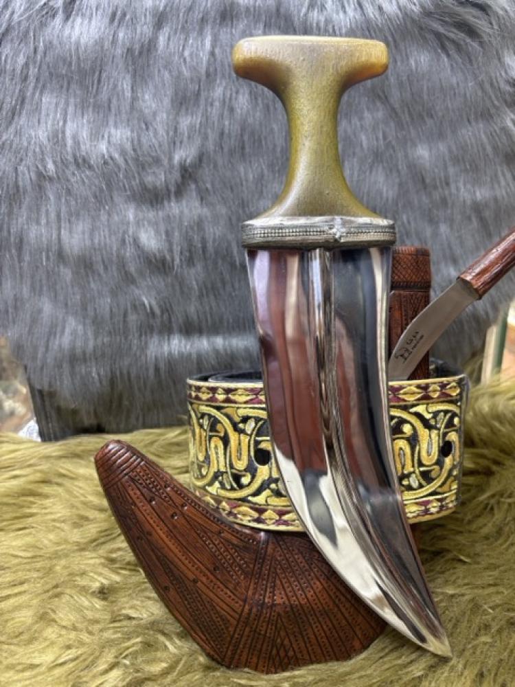 Najranian purse and wire similar to the giraffe