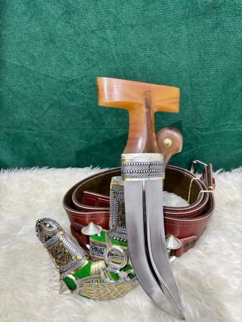 Pouch dagger needle scratch giraffe