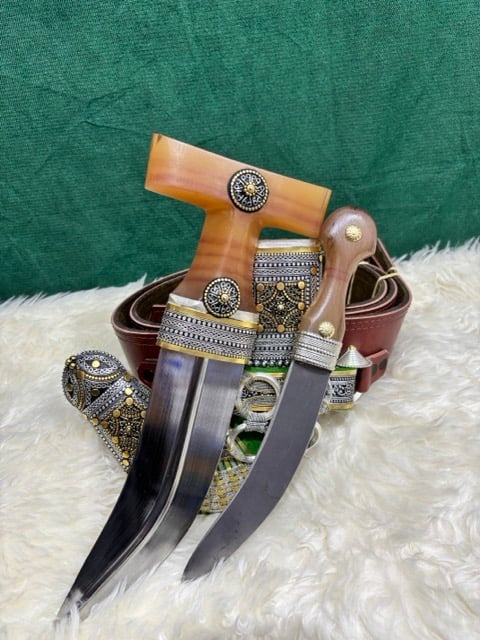 Pouch dagger needle scratch giraffe