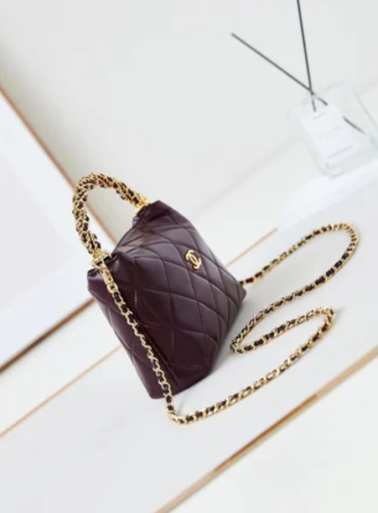 حقيبة Chanel برغندي بتفاصيل ذهبية